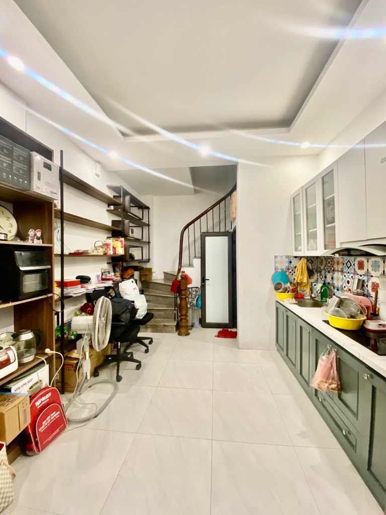 BÁN NHÀ HIẾM NGUYỄN VĂN CỪ - TẶNG TOÀN BỘ NỘI THẤT - GẦN PHỐ - VÀI BƯỚC RA Ô TÔ TRÁNH