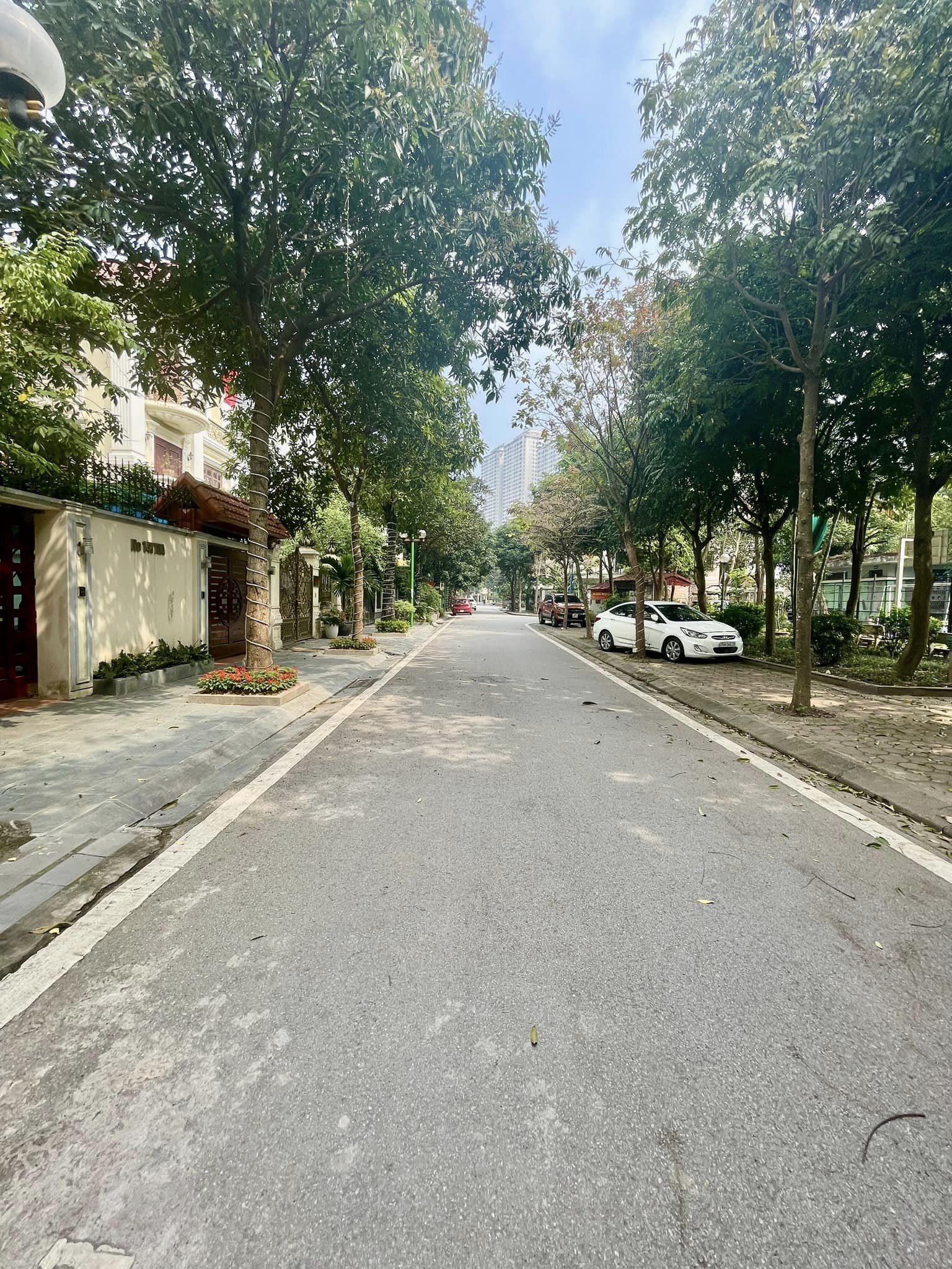 Nhỉnh 41 tỷ, Bán Gấp! Biệt Thự Tây Nam Linh Đàm, Quận Hoàng Mai, 200m x 5 tầng x Mặt tiền 10m.