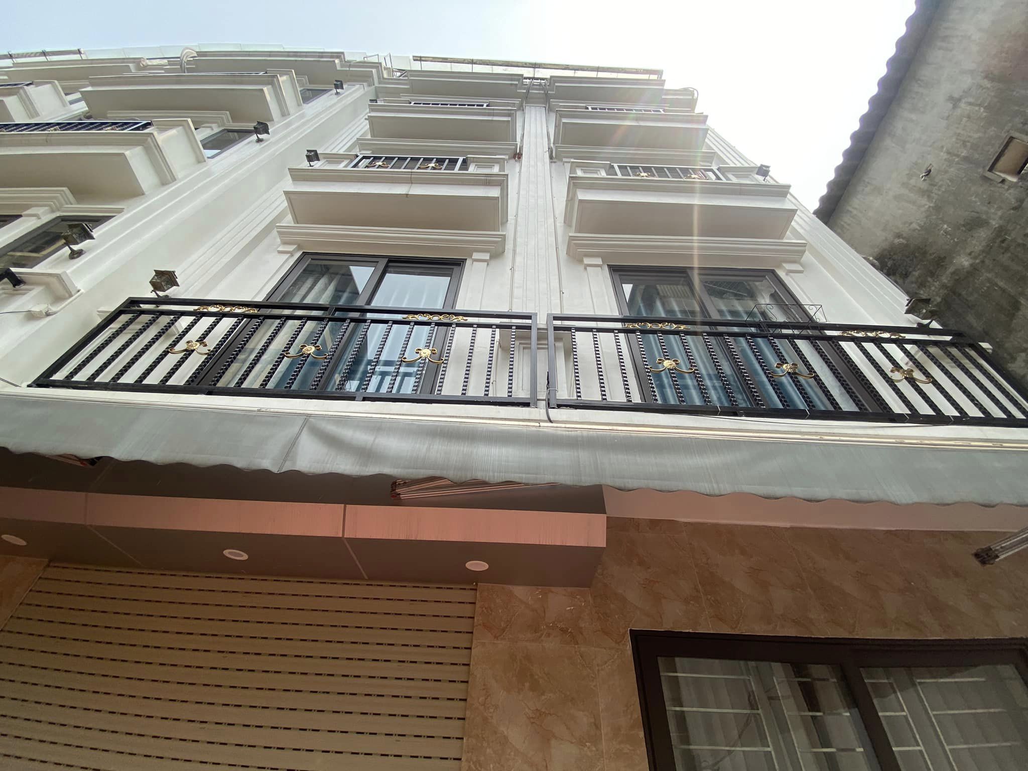 Bán nhà mặt phố mới Đội Cấn 40m 5 tầng mặt tiền 4,5m 14ty