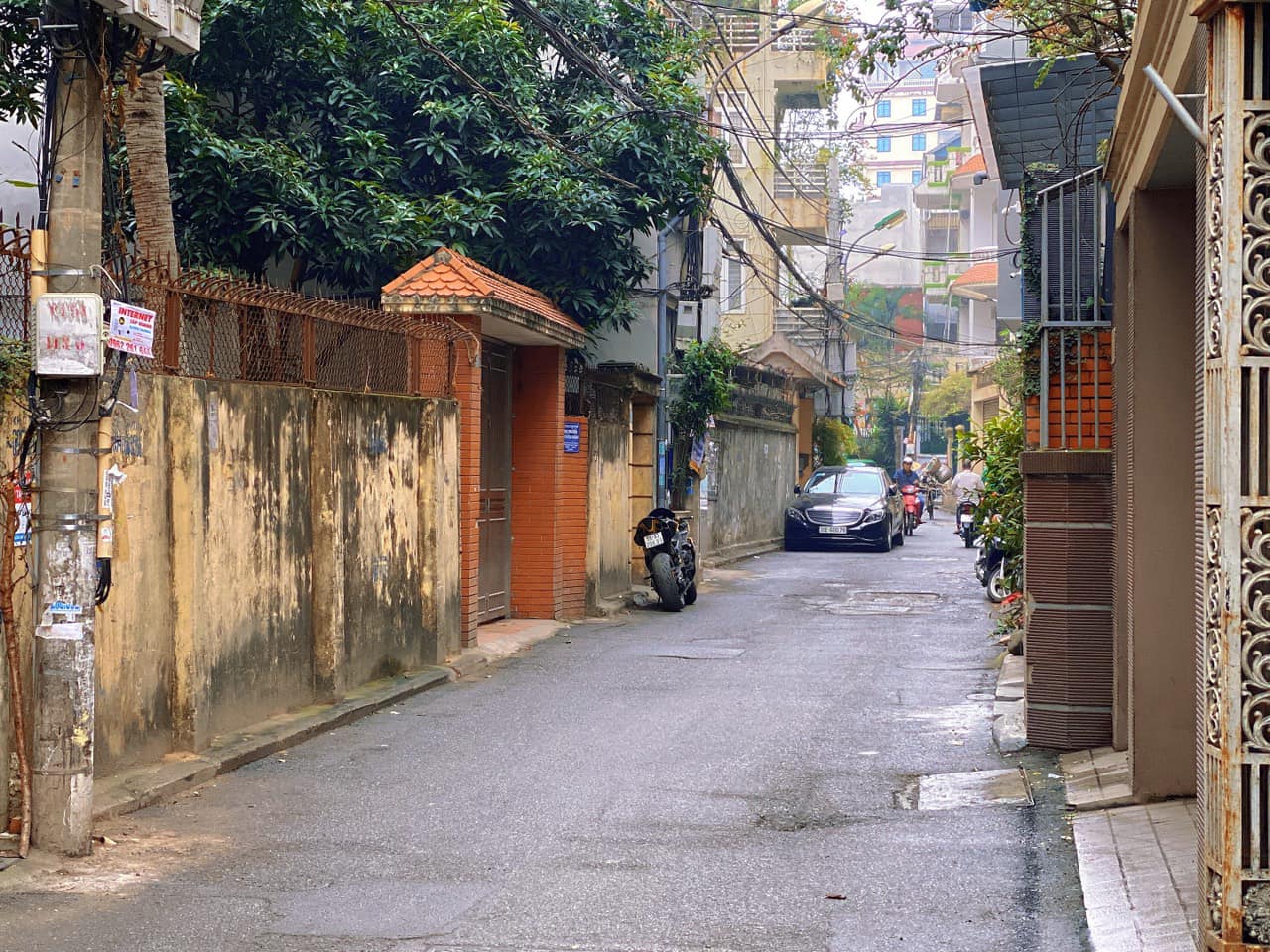 Bán nhà Lạc Long Quân, Tây Hồ, 105m 5 tầng mt 8.8m, giá 24 tỉ, ngõ thông, gara ô tô
