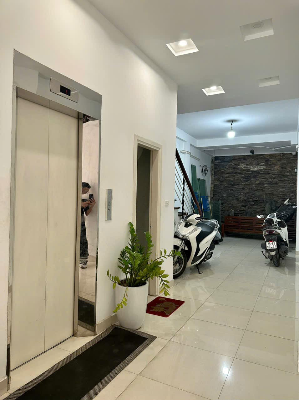 Cần cho thuê nhà riêng tại Cổ Linh, Thạch Bàn. Nhà rộng 70m2 có thang máy, vào luôn.