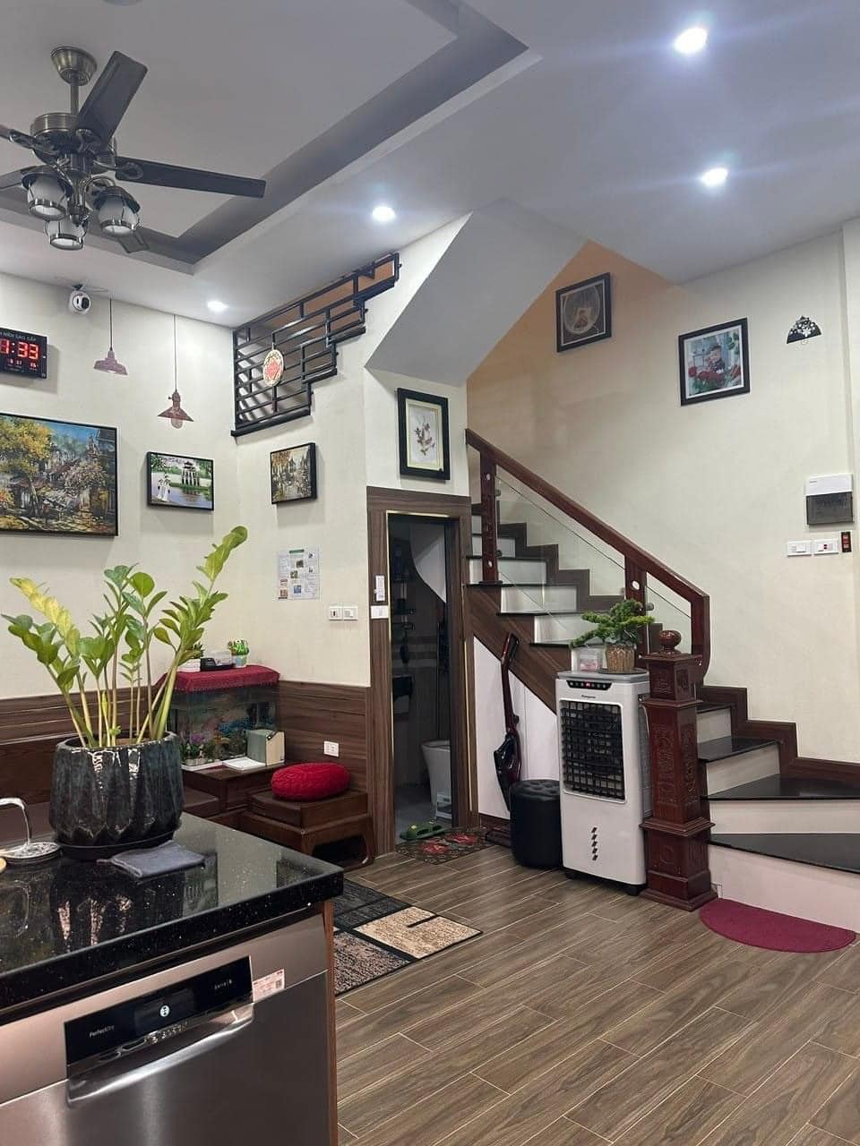 Bán nhà Đội Cấn 28 m 6 tầng mặt tiền 3,3m 3,