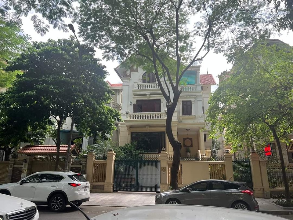 Biệt Thự Quan Chức Quận Cầu Giấy, Phố Trung Kính, 160m x 4 tầng, Mặt tiền 13m. Giá 45 Tỷ.