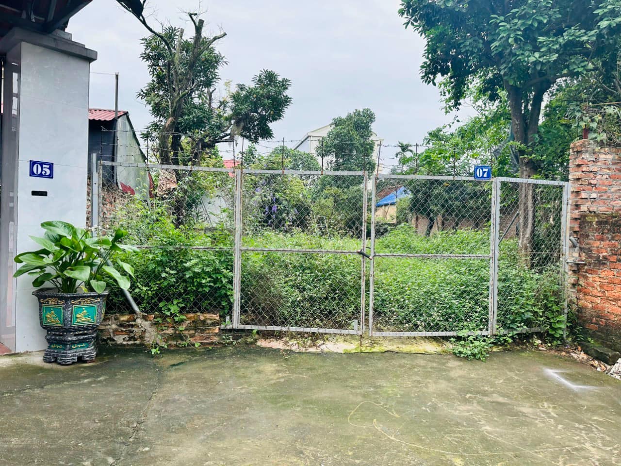 Em còn duy nhất 1 lô giá 4x nhỏ xíu cho quý anh chị đầu tư. 100% đất ở. đường ôtô vào Đất .