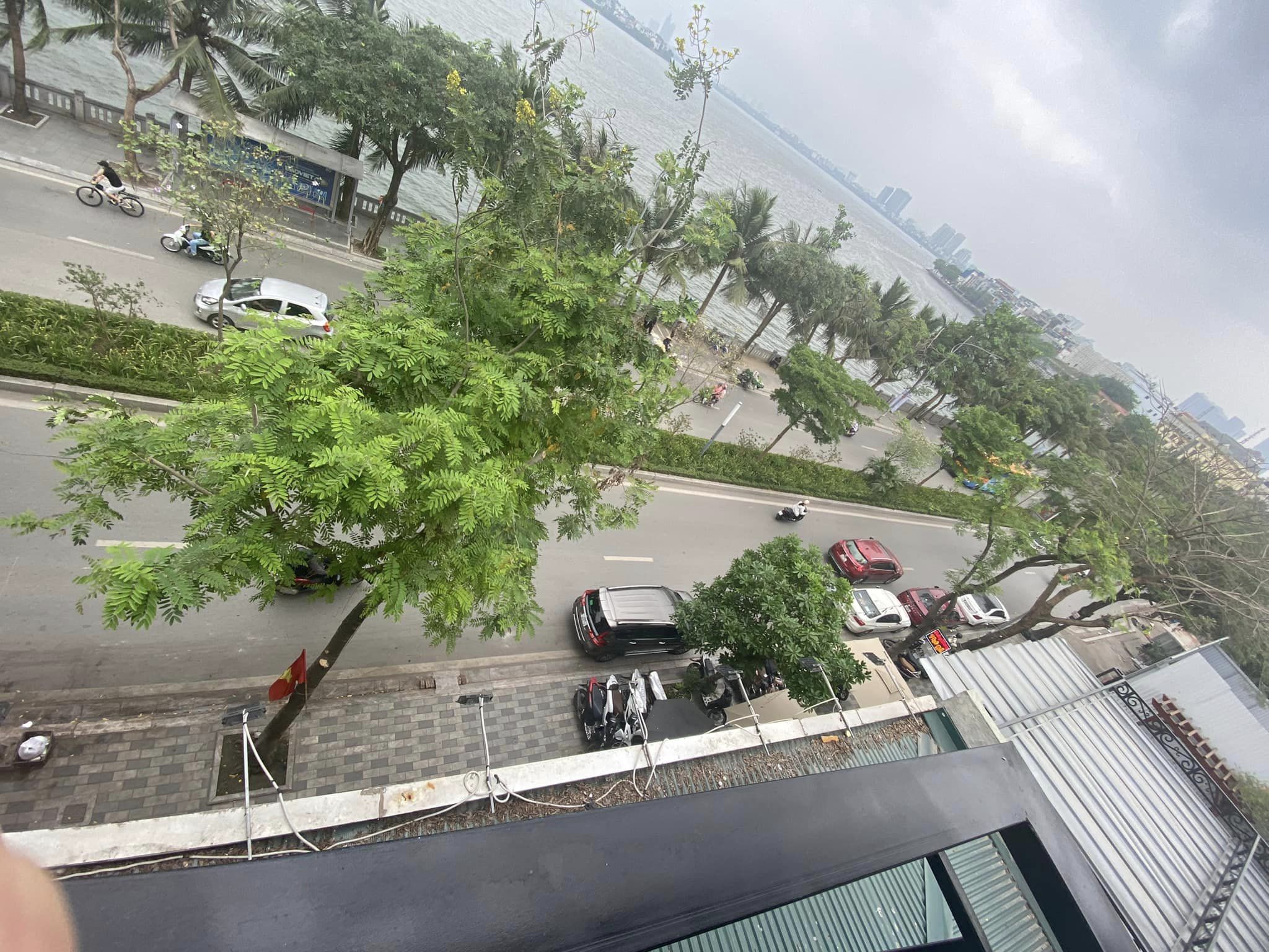 Bán Gấp! Mảnh Đất Vàng, Mặt Phố Lạc Long Quân 336m x 4T x Mt 13.2m. Giá 220 tỷ.