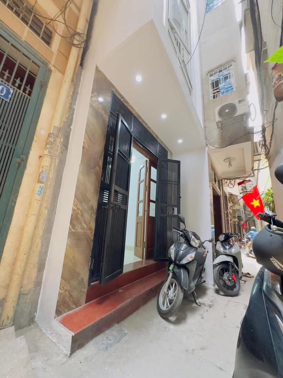 GIẢI PHÓNG SÀI GÒN - GIẢM GIÁ - NHÀ GẦN PHỐ -NGÕ THÔNG TRUNG PHỤNG - 4 NGỦ, 3WC FULL CÔNG NĂNG - TIỆN ÍCH XUNG QUANH KHÔNG THIẾU GÌ - 2 THOÁNG