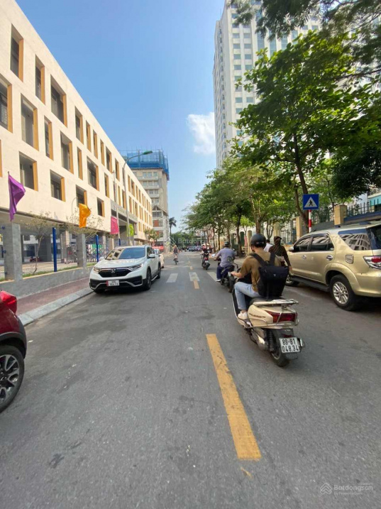 Bán nhà phố Nghĩa Đô - Cầu Giấy - 110m2 - MT 8m - xây văn phòng - ô tô tránh - vỉa hè 2 bên