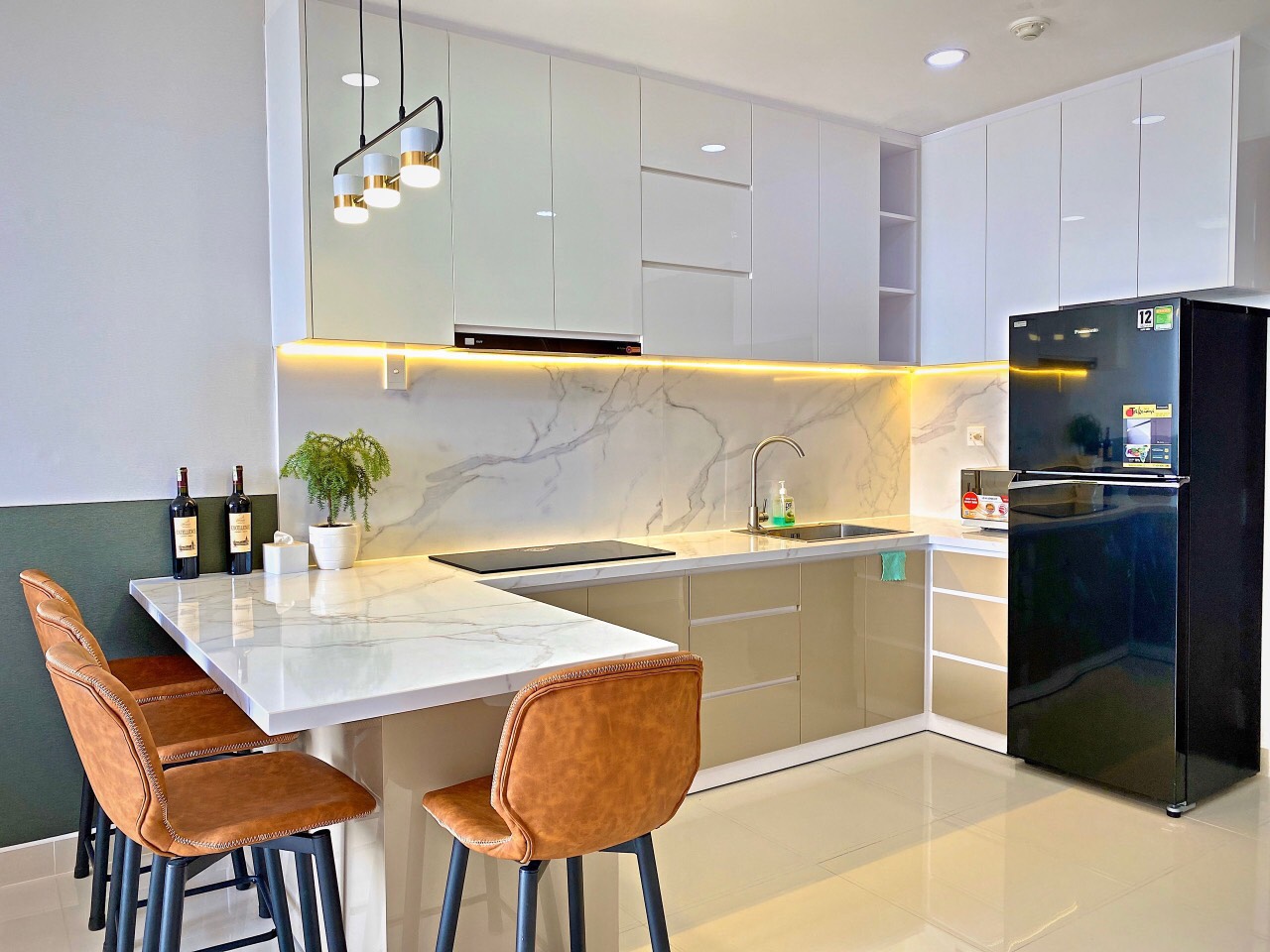 Cần bán gấp căn hộ River Gate 2PN-1WC 57m2 - Full Nội thất cao cấp, View sông. Chỉ với 4.5 tỷ (TL) bao hết phí.