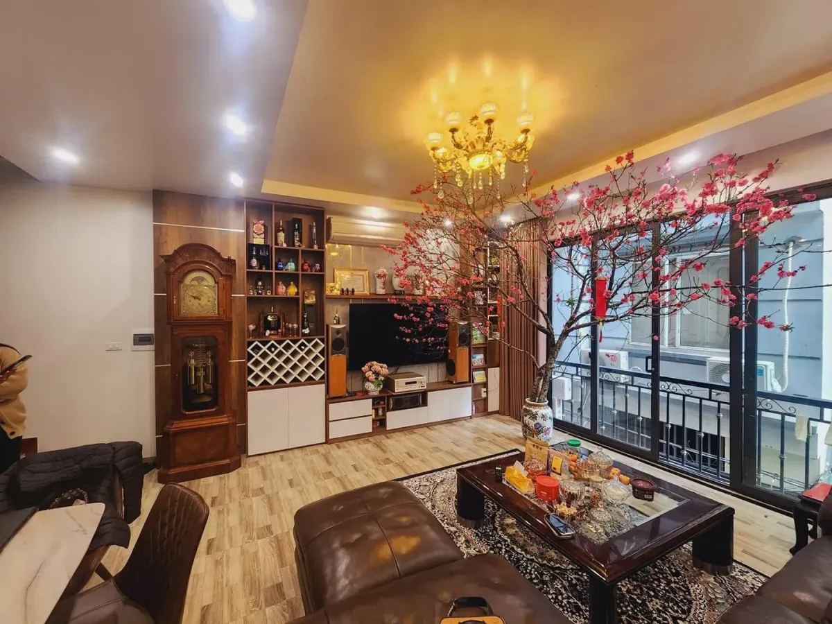 Cực hiếm , Bán nhà Lạc Long Quân S= 40m2 x 6 tầng ,MT 5m.Oto vào nhà giá chỉ 10,x tỷ