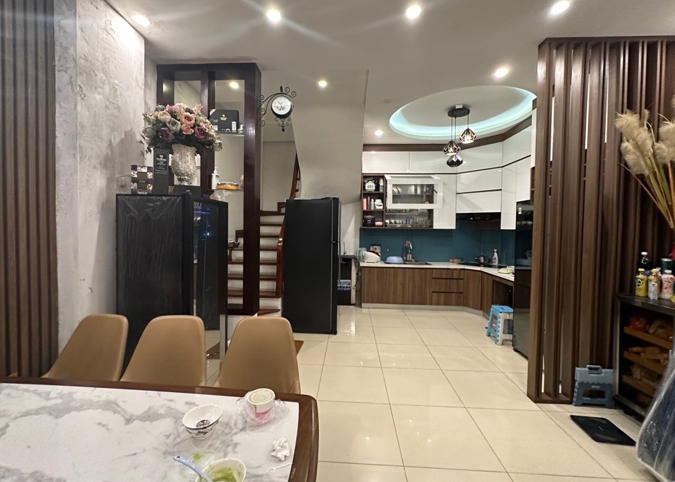 PHỐ HẠ YÊN QUYẾT – LÔ GÓC – GẦN PHỐ – MẶT TIỀN RỘNG – NỘI THẤT LUNG LINH – 5T x 51M2, 9.5 TỶ