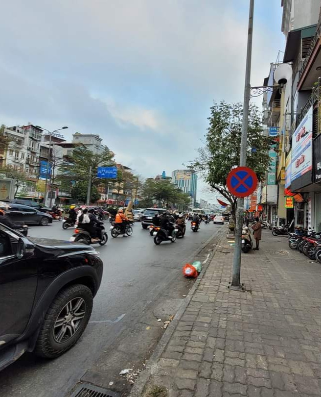 NHÀ MẶT PHỐ VỈA HÈ.TRƯỜNG CHINH. 175M. 3TẦNG. MT 6.8M. 85 TỶ.ĐANG CẦN BÁN. THANH XUÂN.