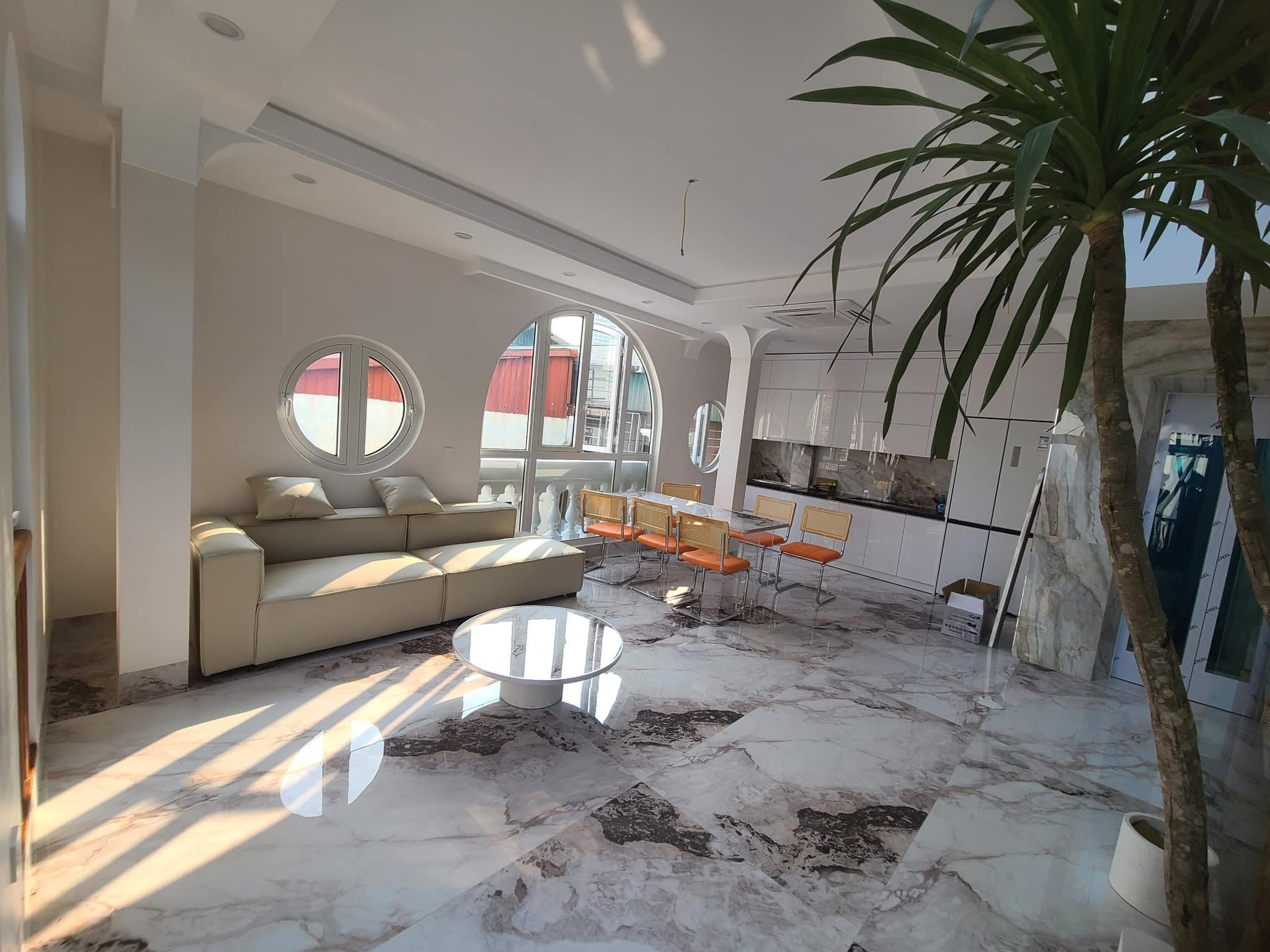 Bán nhà phố Hoa Bằng, Cầu Giấy. Lô góc, ngõ oto