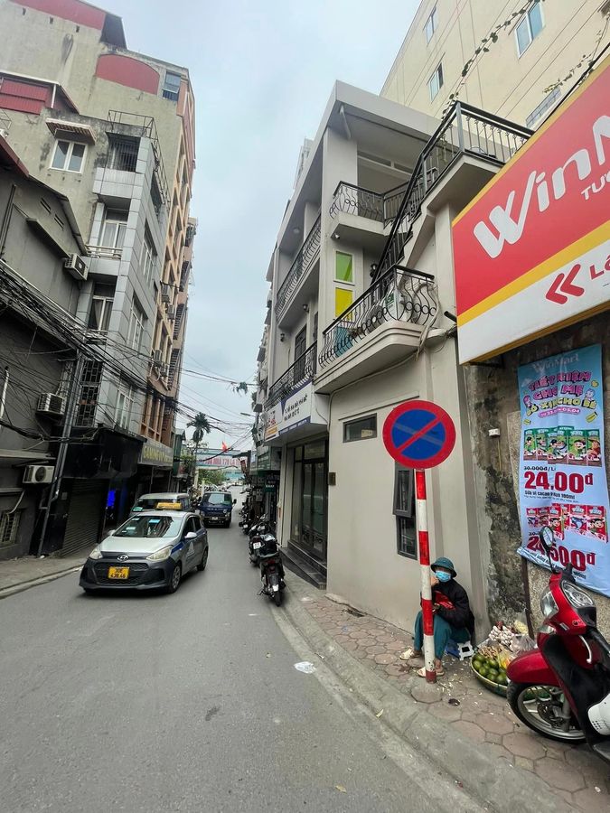 Cần bán gấp nhà mặt phố Đê La Thành, HN, 34m, mt 7m, 3 tầng, ô tô vào, 7.3 tỷ.