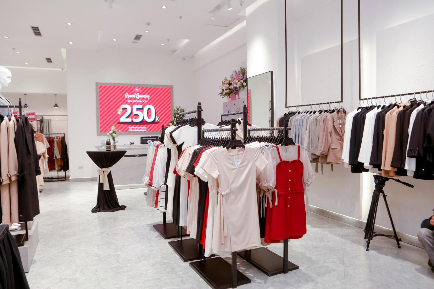 Cho thuê nhà MP Đặng Văn Ngữ DT: 30m2* 3 tầng - MT: 3m - 21 triệu/ tháng: LH: 0983630497