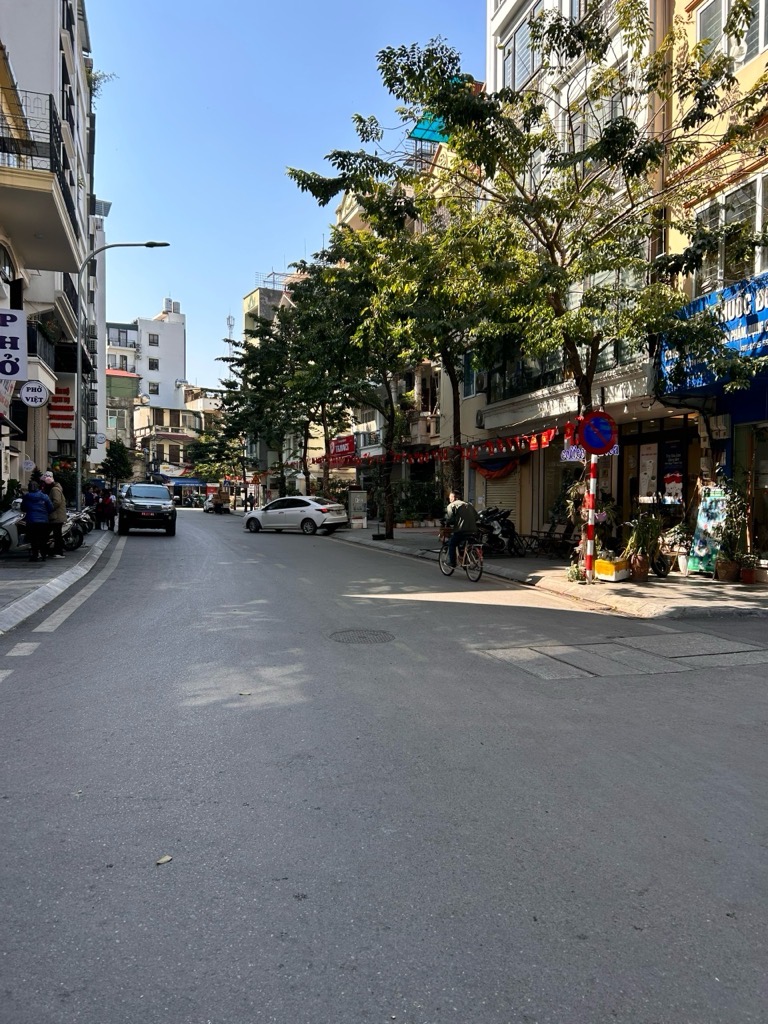 Bán nhà phố Võng Thị 28 tỷ 248m2 mặt tiền 9.36m lô góc ô tô rất gần Hồ Tây