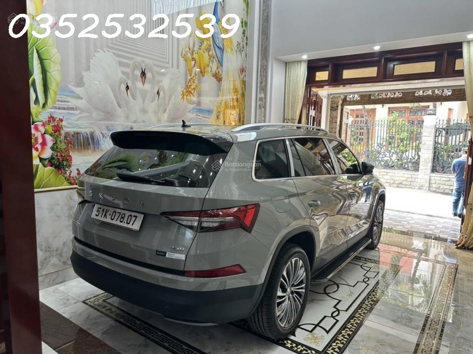 Siêu phẩm Hoàng Hoa Thám, (4.8 x 15m) , 4 tấm đúc , xe Mercedes đậu trong nhà