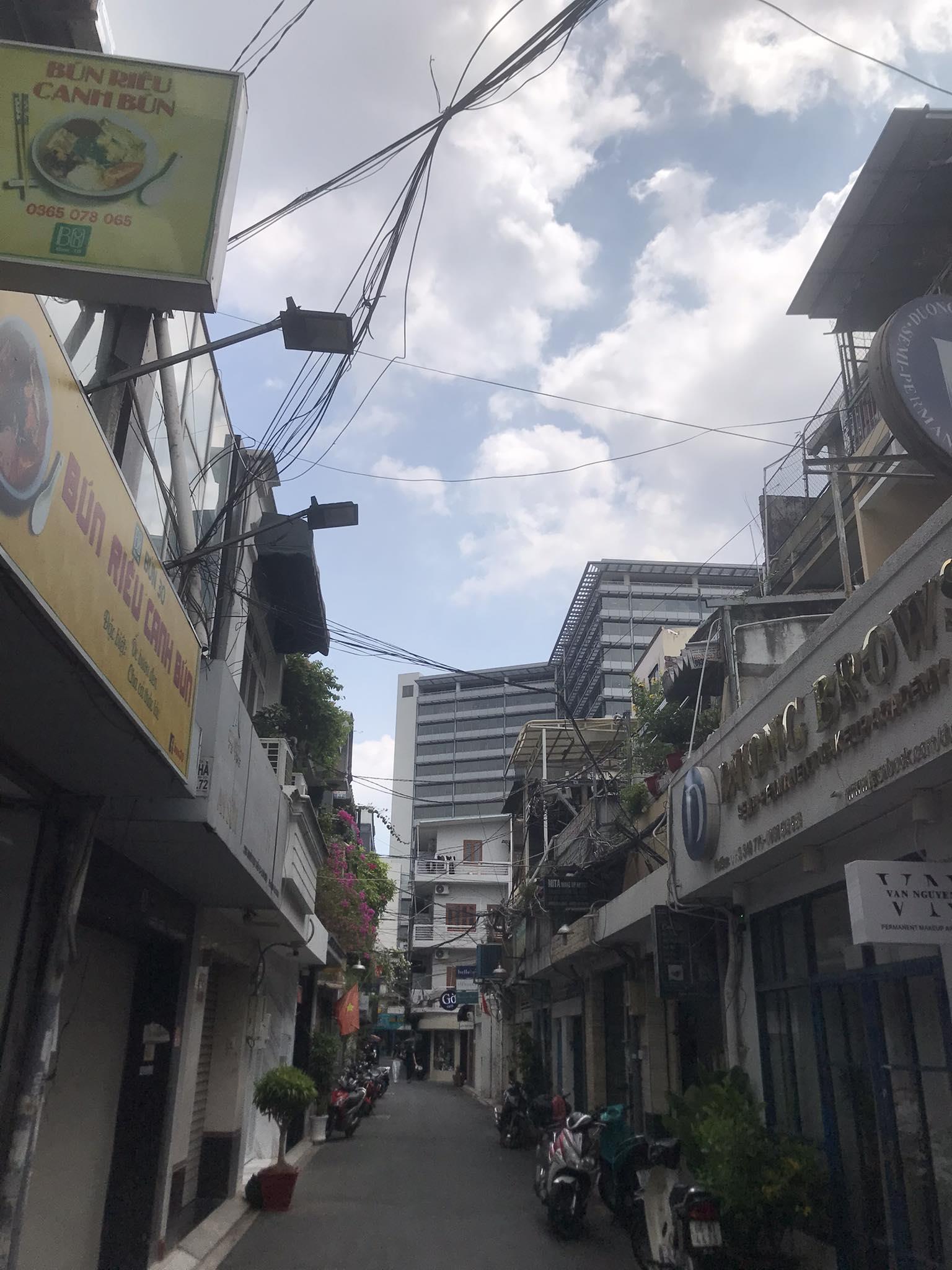 BÁN NHÀ ĐƯỜNG NGUYỄN TRỌNG TUYỂN-KHU TÒA NHÀ CAO TẦNG-TIỆN KINH DOANH HOẶC CHO THUÊ.