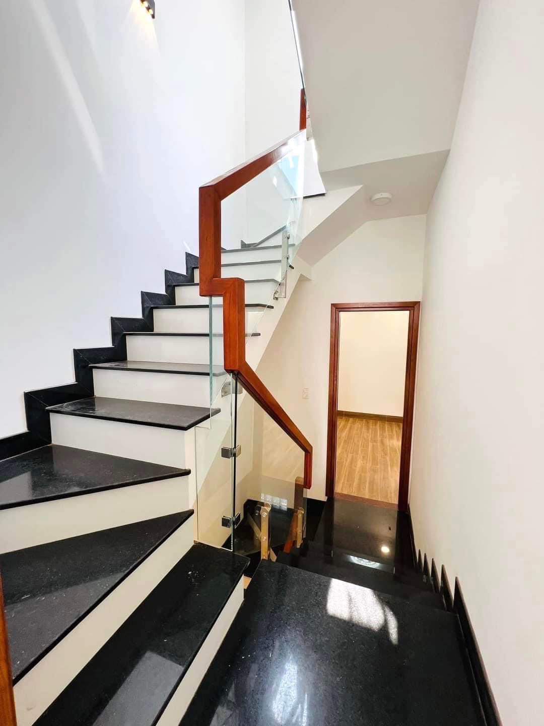 Chỉ 6Tỷ Sổ Sang Tên Ngay, Nhà Đẹp 3 Tầng, DT 78m2, Ngay Giaga Mall Phạm Văn Đồng