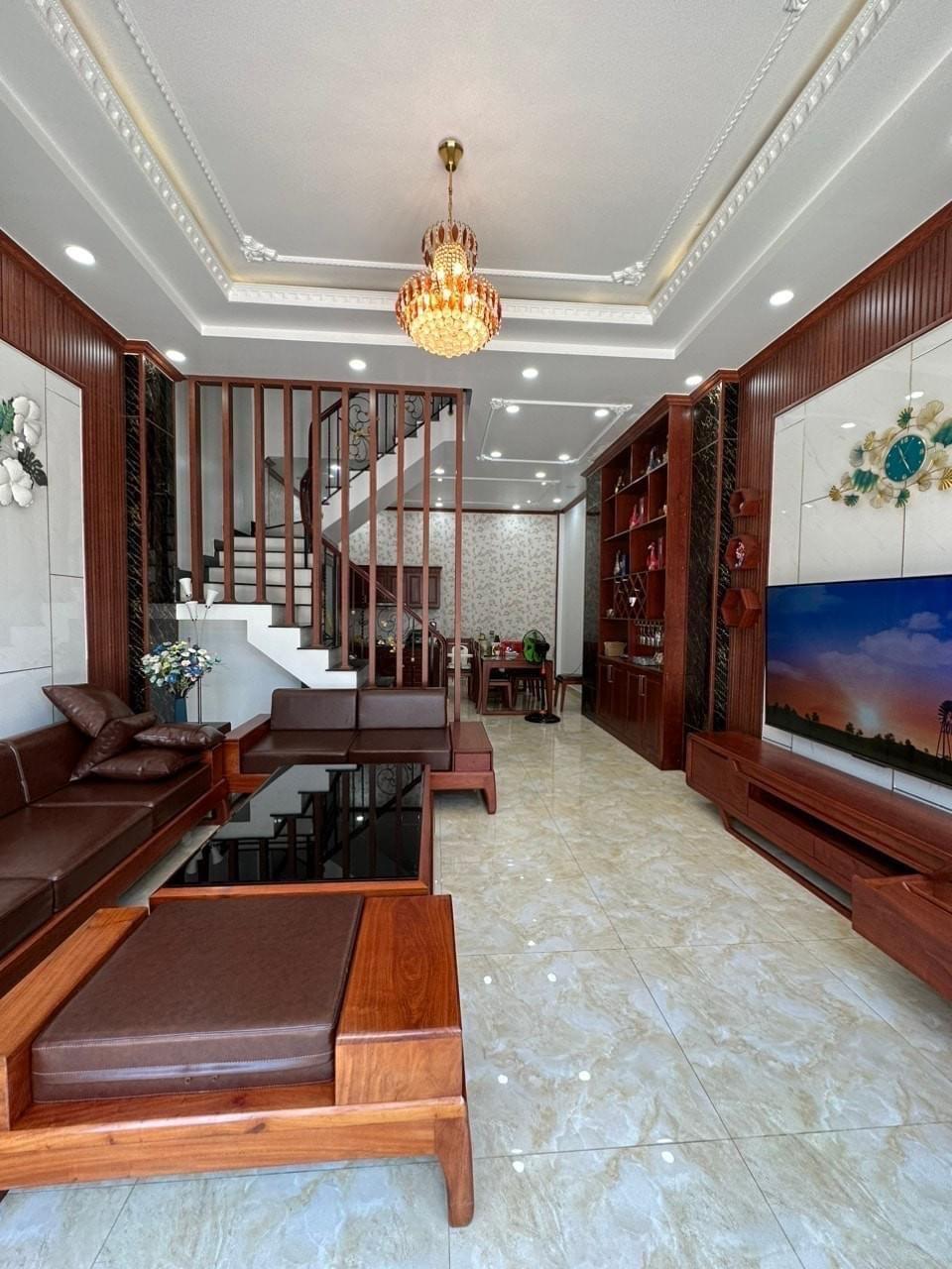 Bán Nhà Phạm Văn Đồng, Thủ Đức, HXH, DT 96m2, 3T,Ngay Nhỉnh 6tỷ, Chính Chủ Sang Tên