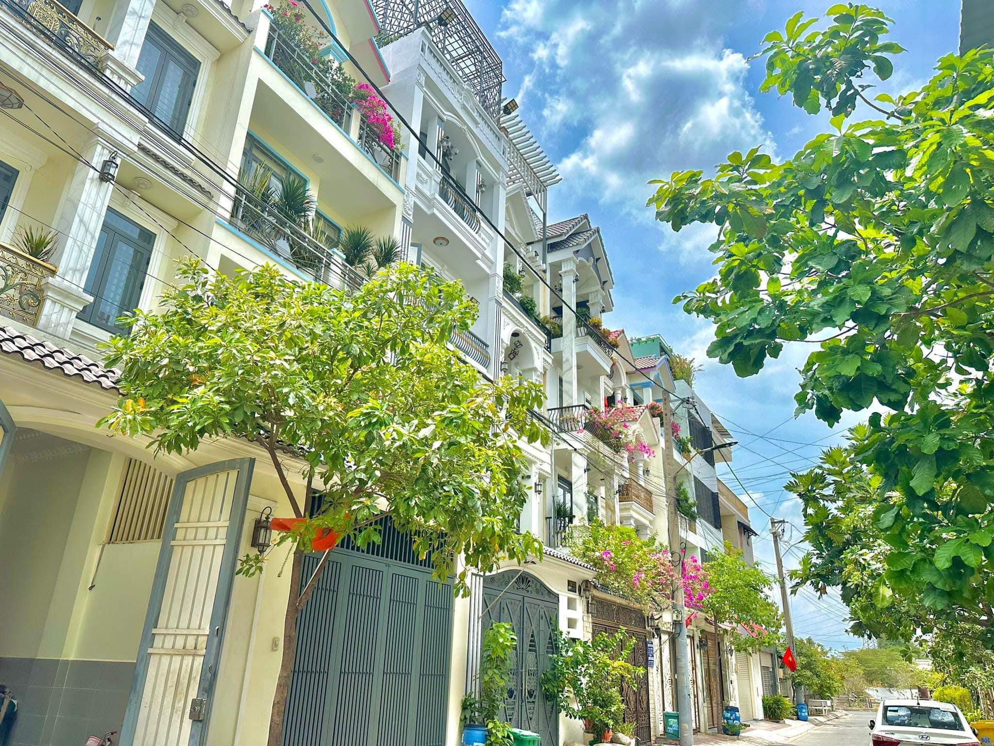 Gấp Bán Nhà riêng HXH,DT 63M2, 3 TẦNG, Gía Nhỉnh 4,5 Tỷ Gần Chợ Linh Trung, Thủ Đức,