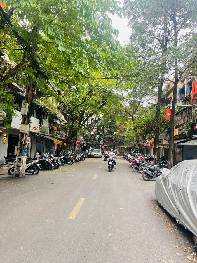 Tập thể tầng 1 Bách Khoa 137 mặt tiền 10m, ô tô tránh, kinh doanh, sát chợ. SĐCC.