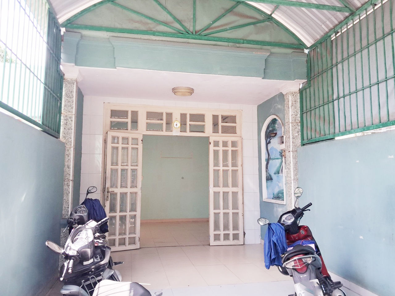 Bán nhà Linh Xuân, Thủ Đức, sân đậu ô tô, lô góc, Dt: 79m2, 2 PN, giá: 4.x tỷ.