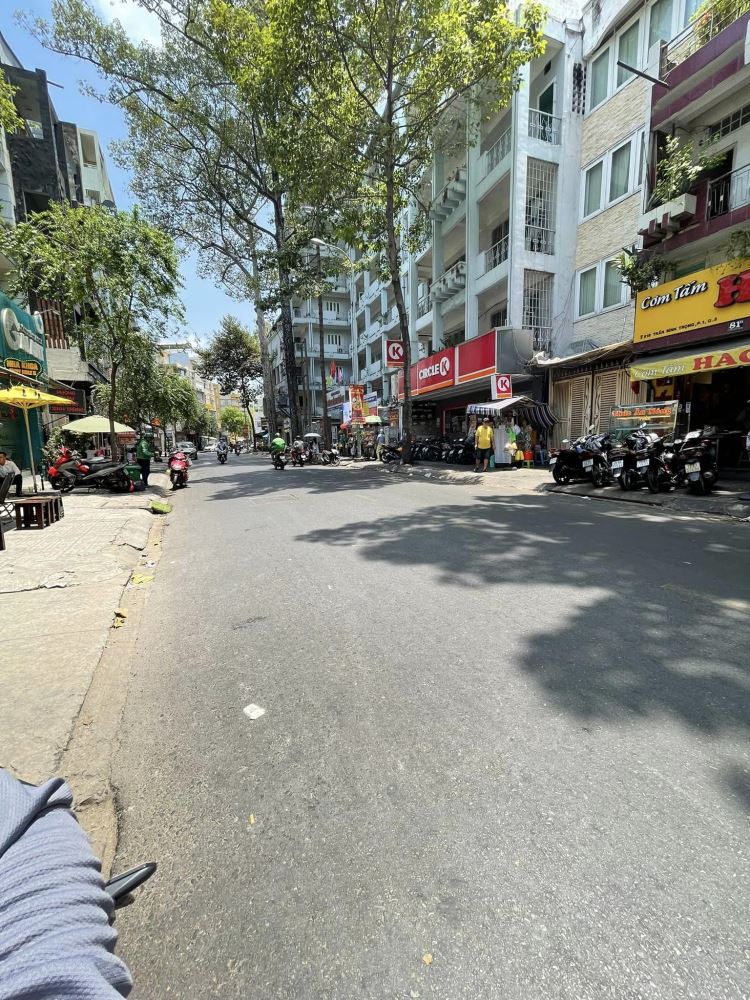 Bán khách sạn mặt tiền kế Trần Bình Trọng, Quận 5, 52m2, 10 phòng, chỉ 11 tỷ X