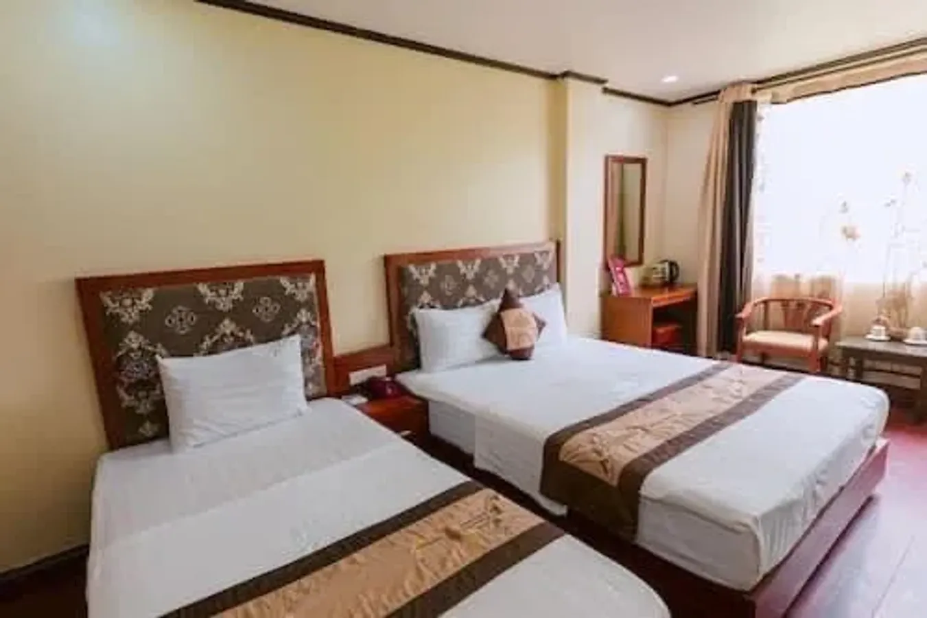 Bán Tòa Khách sạn cao cấp Dương Khuê diện tích 86m2, 7 tầng, mặt tiền 10m, giá 55 tỷ. KD dòng tiền.