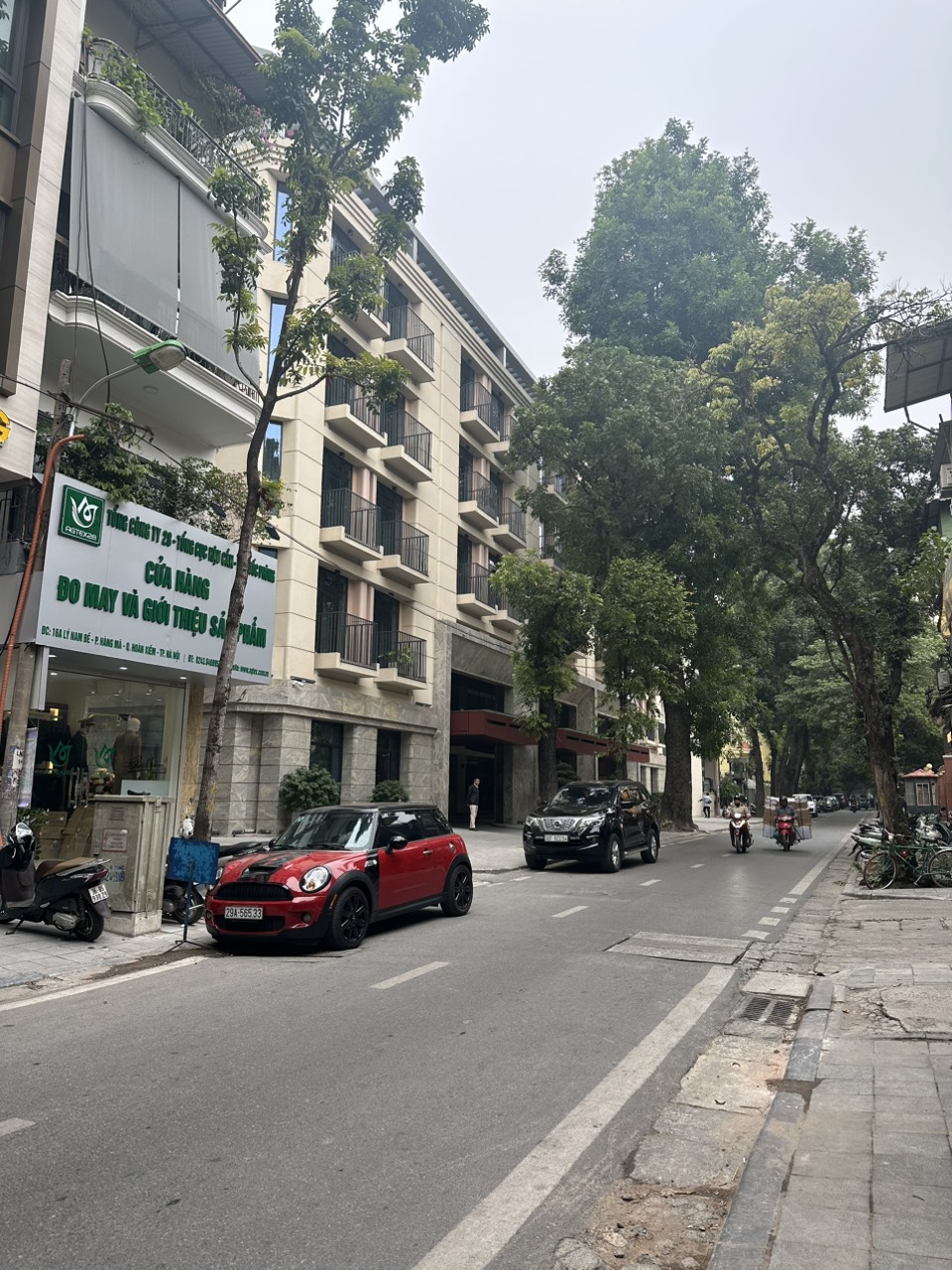 Bán căn nhà 3 tầng, giá 7.85 tỷ, sổ đỏ, ngõ rộng - phố Lý Nam Đế, Hoàn Kiếm, Hà Nội