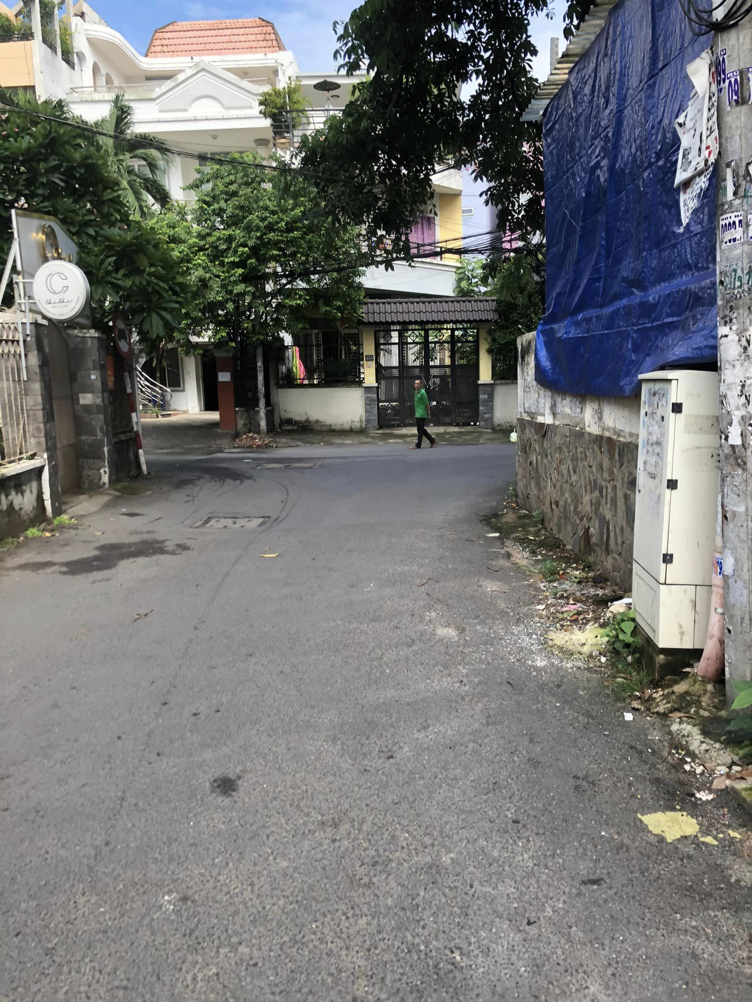 Xe hơi đậu trước nhà ngay Lê Trực thích hợp làm căn hộ dịch vụ 4 tầng 6 phòng ngủ dong tiền ổn định là giá chỉ 7 tỷ 600