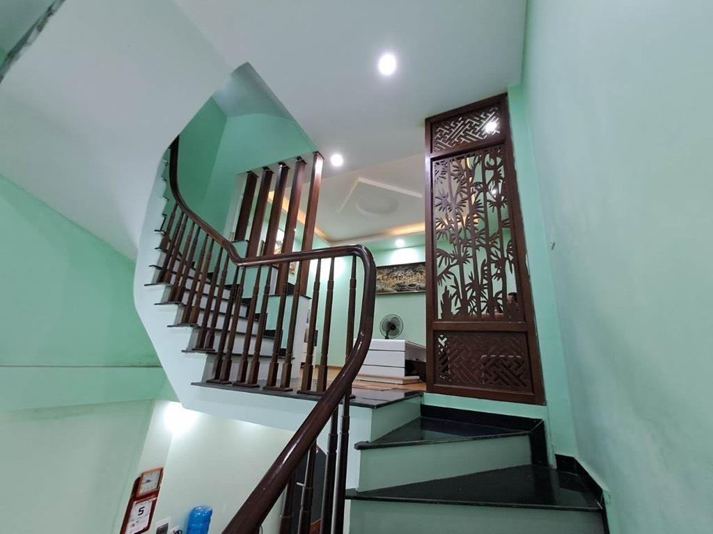 CÁCH ĐƯỜNG CHÍNH, BÃI GỬI XE 3 BƯỚC CHÂN - NHÀ ĐẸP TẶNG FULL NỘI THẤT TRUNG TÂM THANH TRÌ