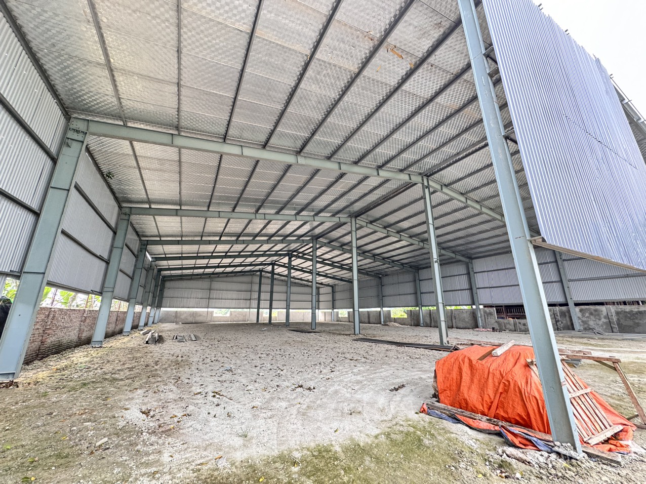 Cho thuê kho xưởng 1450m2 ở Song Phương , Hoài Đức, Hà Nội. Khung zamin cao 10m xe container đỗ trong kho, giá 55k/m