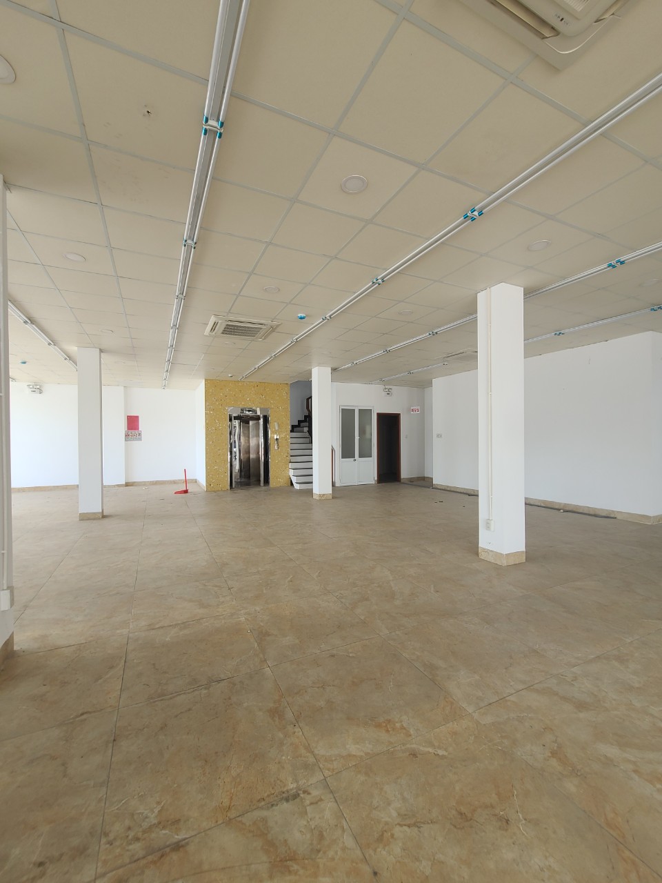 GIÁ THƯƠNG LƯỢNG - Cho thuê nhà lô góc 4 tầng mặt tiền Phước Hải, Nha Trang, 300m2/tầng