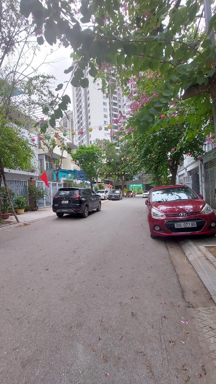 BÁN BIỆT THỰ GIÁ RẺ KĐT VĂN PHÚ. DT 240M2, MT 12M. ĐƯỜNG 15M. GẦN PHỐ QUANG TRUNG