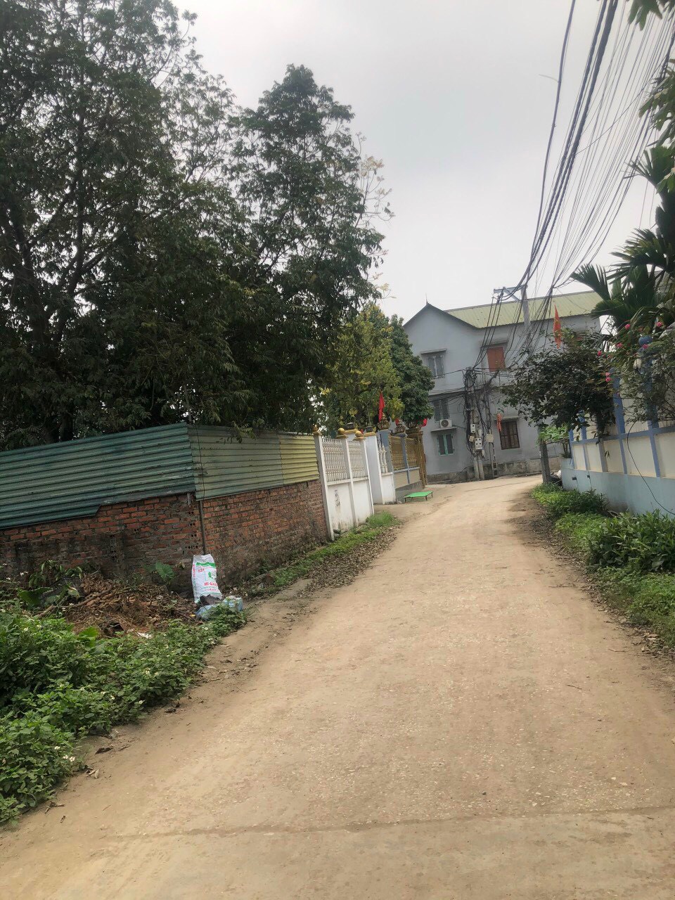 BAY NHANH E HOA HẬU ĐẸP K TỲ VẾT PHÚ NGHĨA.FULL THỔ CƯ - Dt: 74,6m. Mt : 5,4m. Nở hậu 5,5m. - đường rộng oto