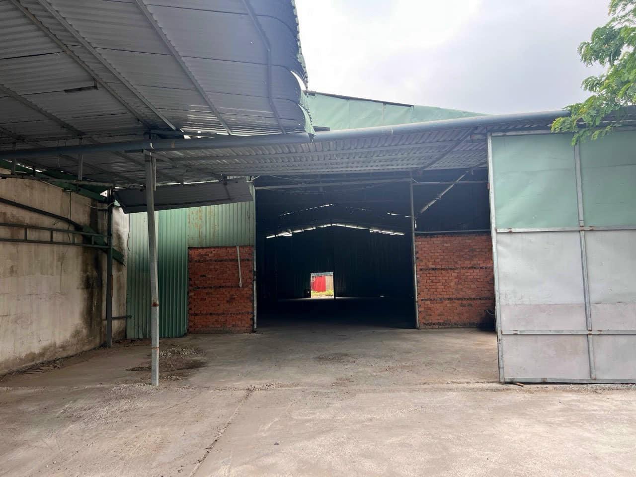 Cho thuê kho xưởng Bỉnh Dương giá rẻ.Tổng diện tích: 1100m2 Diện tích kho: 500m2.Chỉ 15Triệu/Tháng, cọc 2 tháng