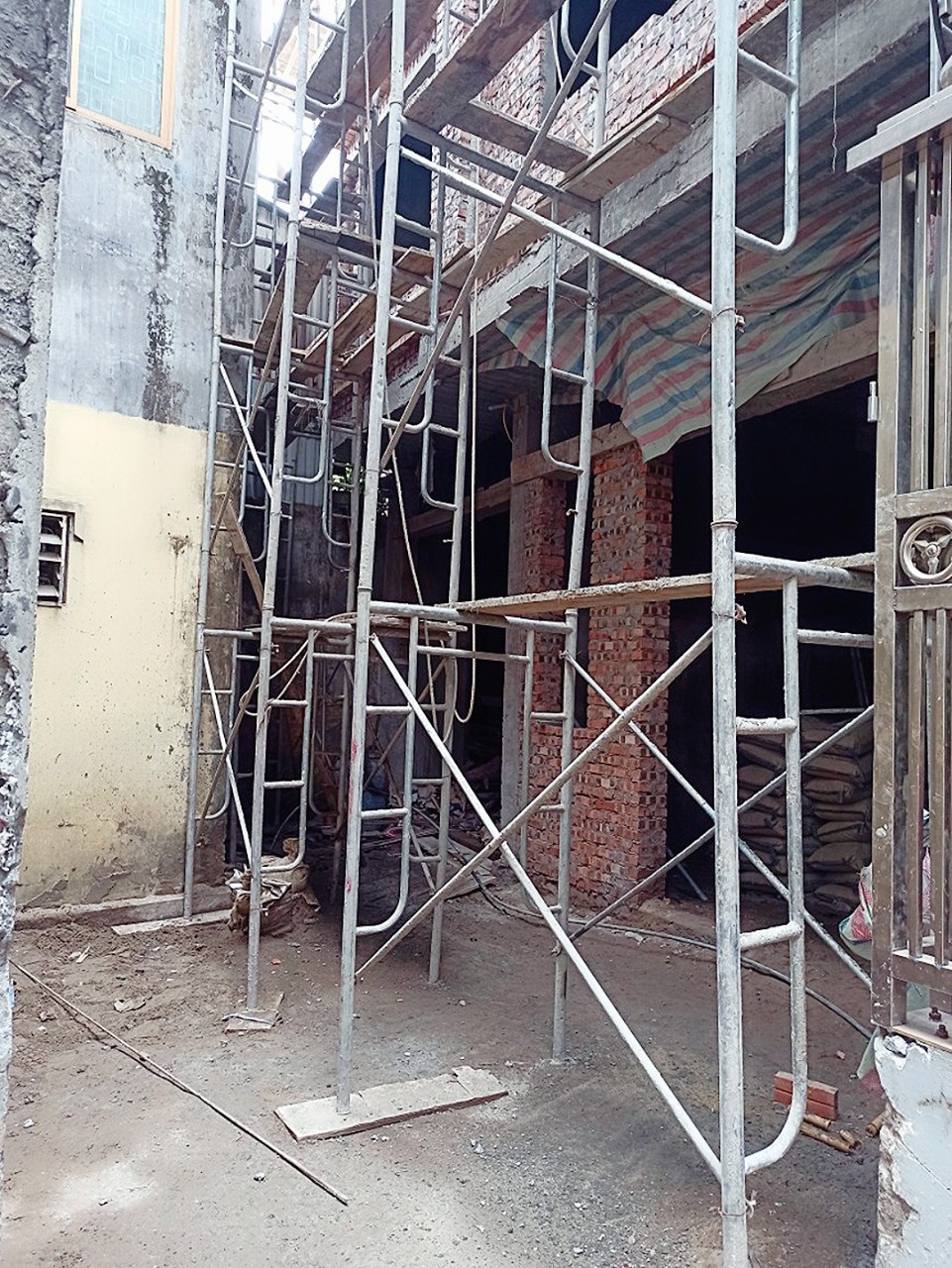 Bán nhà xây mới Chợ Hàng, diện tích 40m 3 tầng GIÁ 2.5 tỉ ngõ cực nông 30m