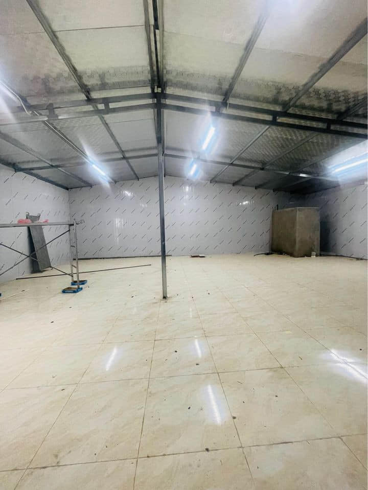 Cho thuê kho xưởng ở Lê Trọng Tấn , Thanh Xuân , Hà Nội. Diện tích 130m, kho xưởng sạch sẽ nền đá hoa giá rẻ