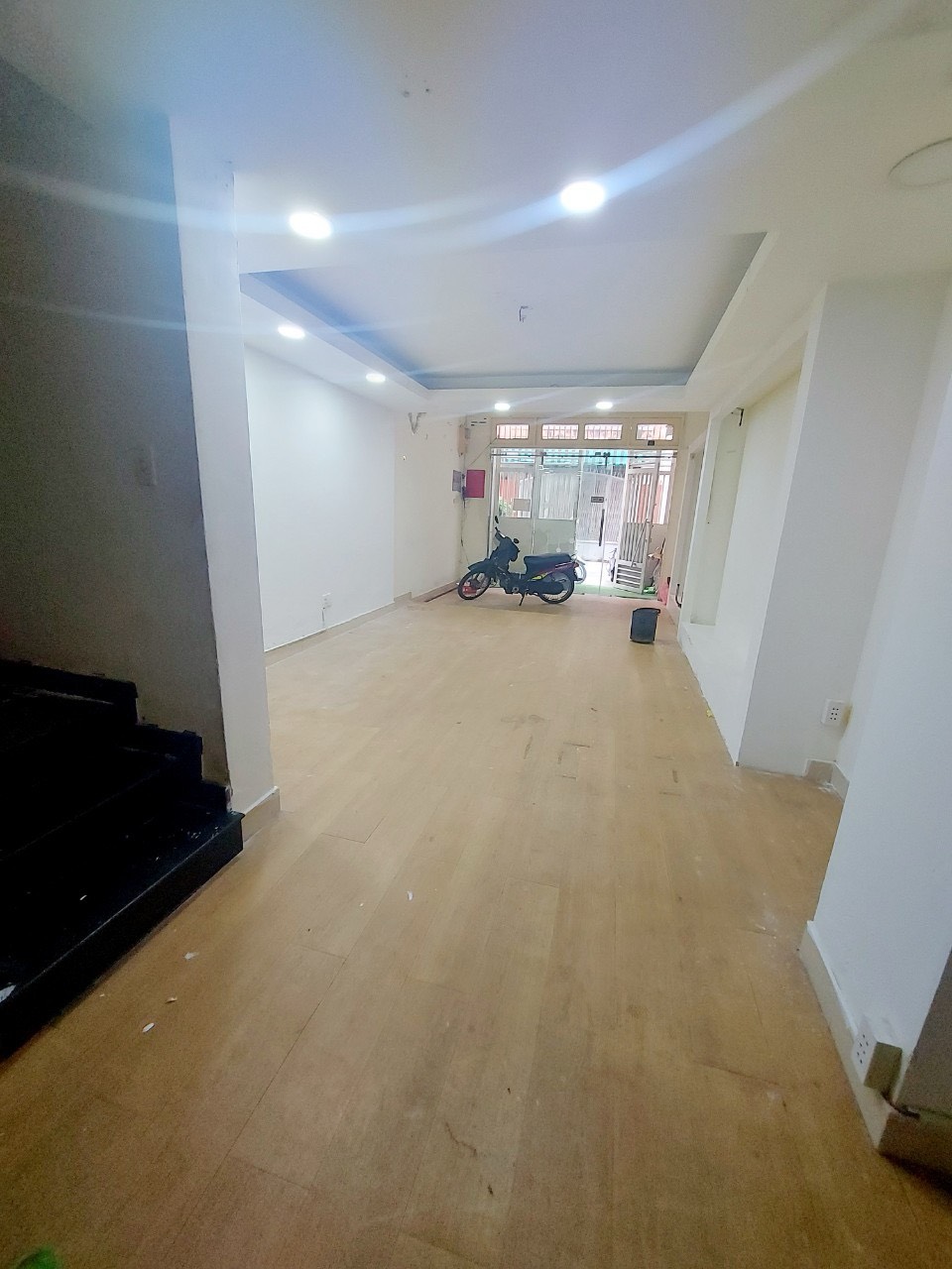 NHÀ 4 TẦNG ĐƯỜNG 3 THÁNG 2 - 4 PHÒNG NGỦ - HẺM 8 MÉT