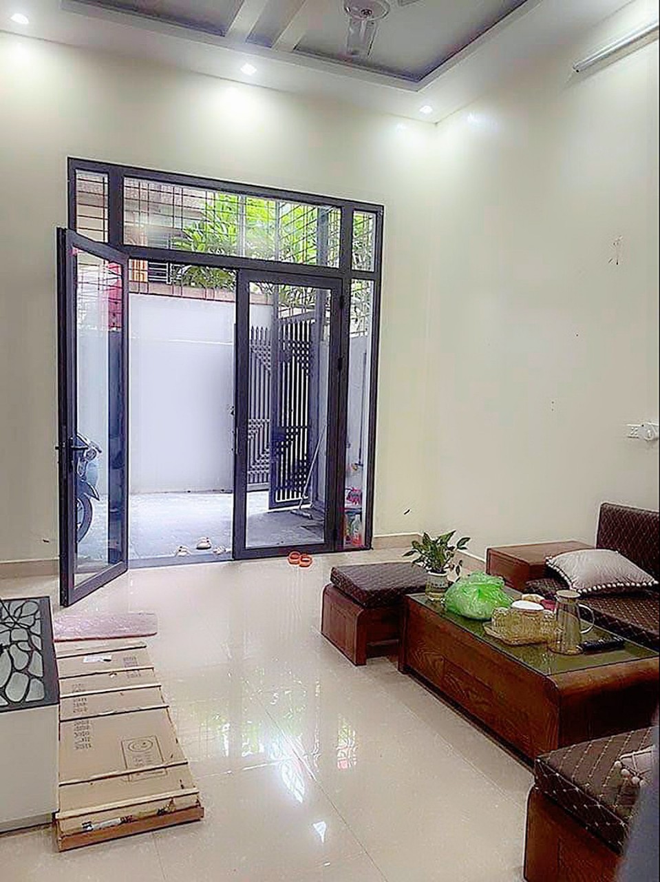 Bán nhà Thiên Lôi gần ngã 4 Phúc Tăng, diện tích 58m 3 tầng GIÁ 2.75 tỉ , có sân cổng riêng