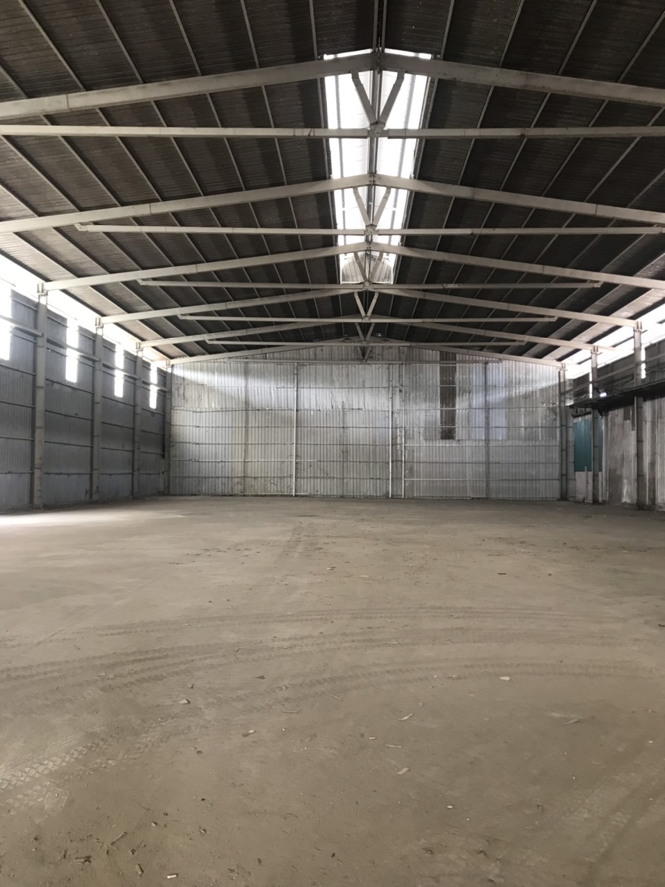 Cho thuê 1800m2 ở CCN Cầu Gáo Đan Phượng kho cao 9m khung zamil, xe container đỗ cửa giá 60k/m
