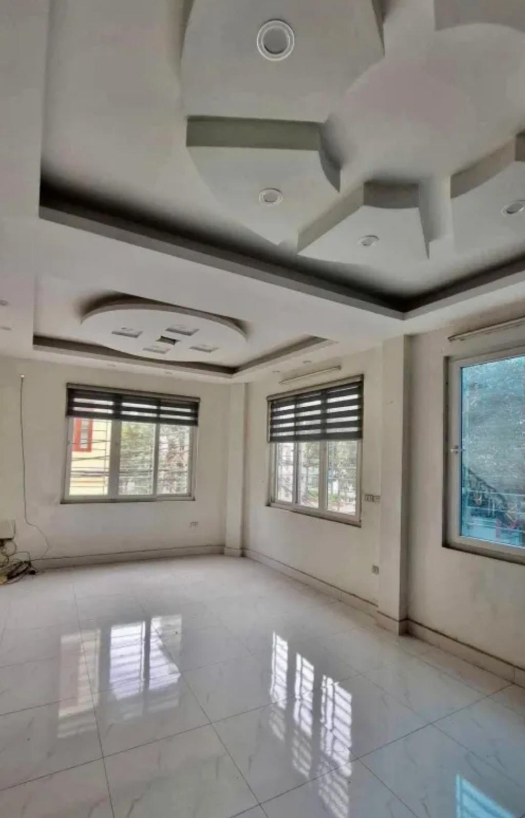 Nhà Nguyễn Văn Cừ ngõ thông 2 ô tô tránh, lô góc 41m2, 5.4m mặt tiền, 5t, giá 7.4 tỷ