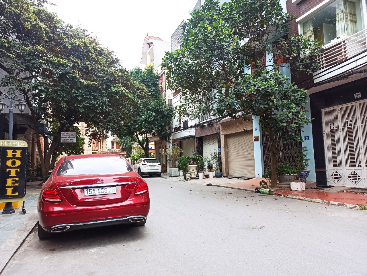 Bán nhà mặt đường Tô Vũ - 193 Văn Cao, diện tích 58m 3 tầng GIÁ 5.9 tỉ , xây độc lập