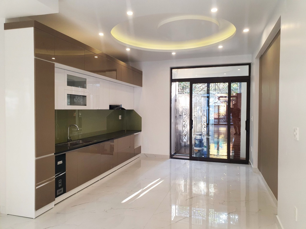 Bán nhà 4 tầng sân cổng riêng ngay Nguyễn Văn Linh, Lê Chân, Hải Phòng. Ô tô vào sân 6.5 tỷ