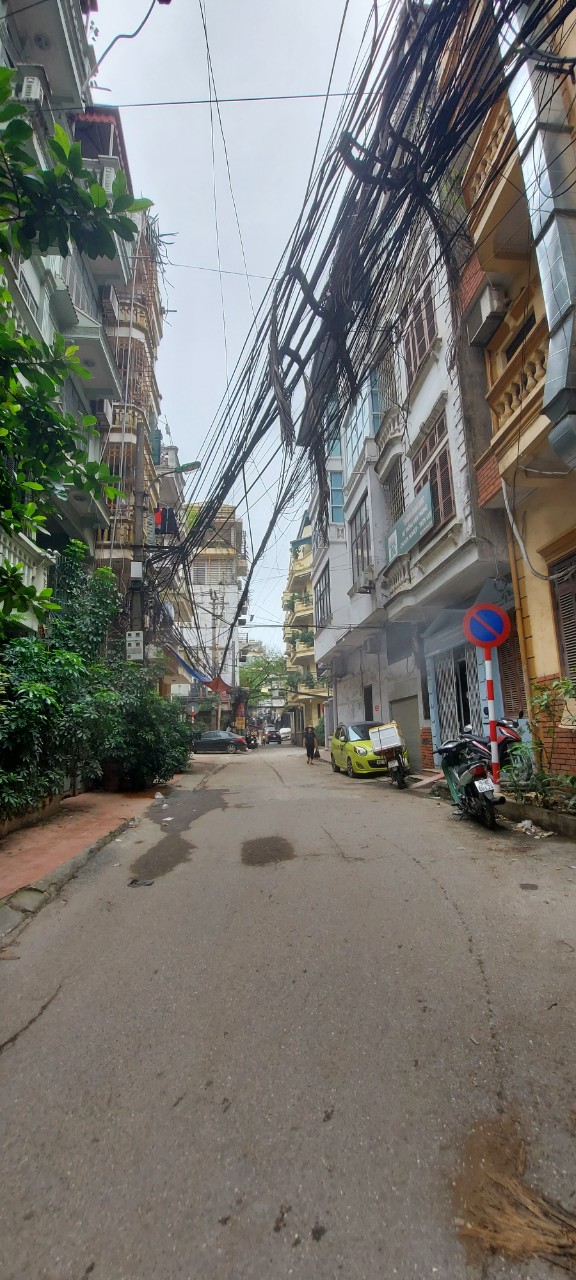 - Bán gấp nhà khu vực Hoàng Cầu, Đống Đa. S= 72m2*4T, MT= 7.5m, giá 19.5 tỷ