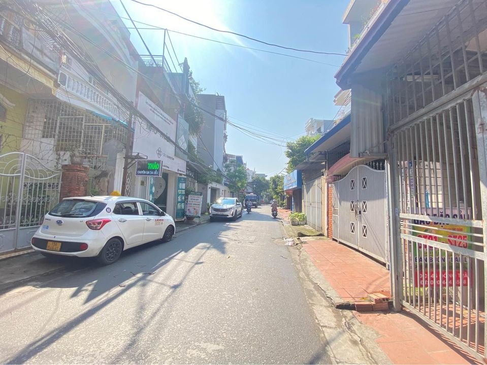 Bán đất tặng nhà cấp 4 mặt đường Đông Trà - CHợ Hàng, diện tích 90m GIÁ 5.85 tỉ