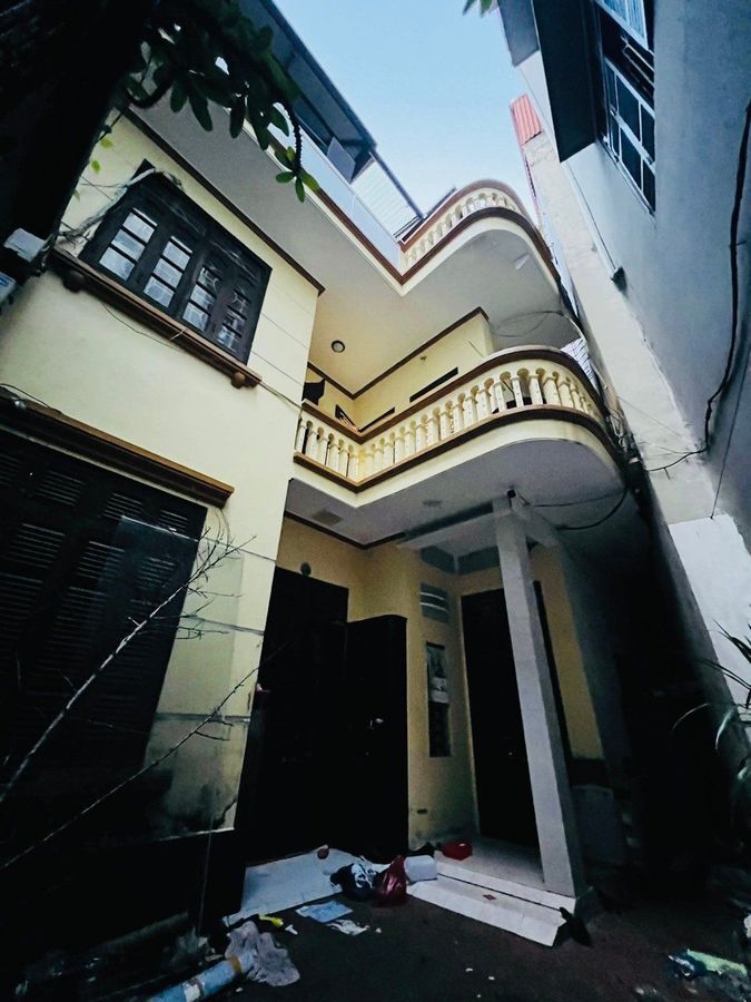 - Bán nhanh nhà mặt ngõ Mai Anh Tuấn, Đống Đa. S= 95/120m2*3T, MT= 5m, giá 13 tỷ.