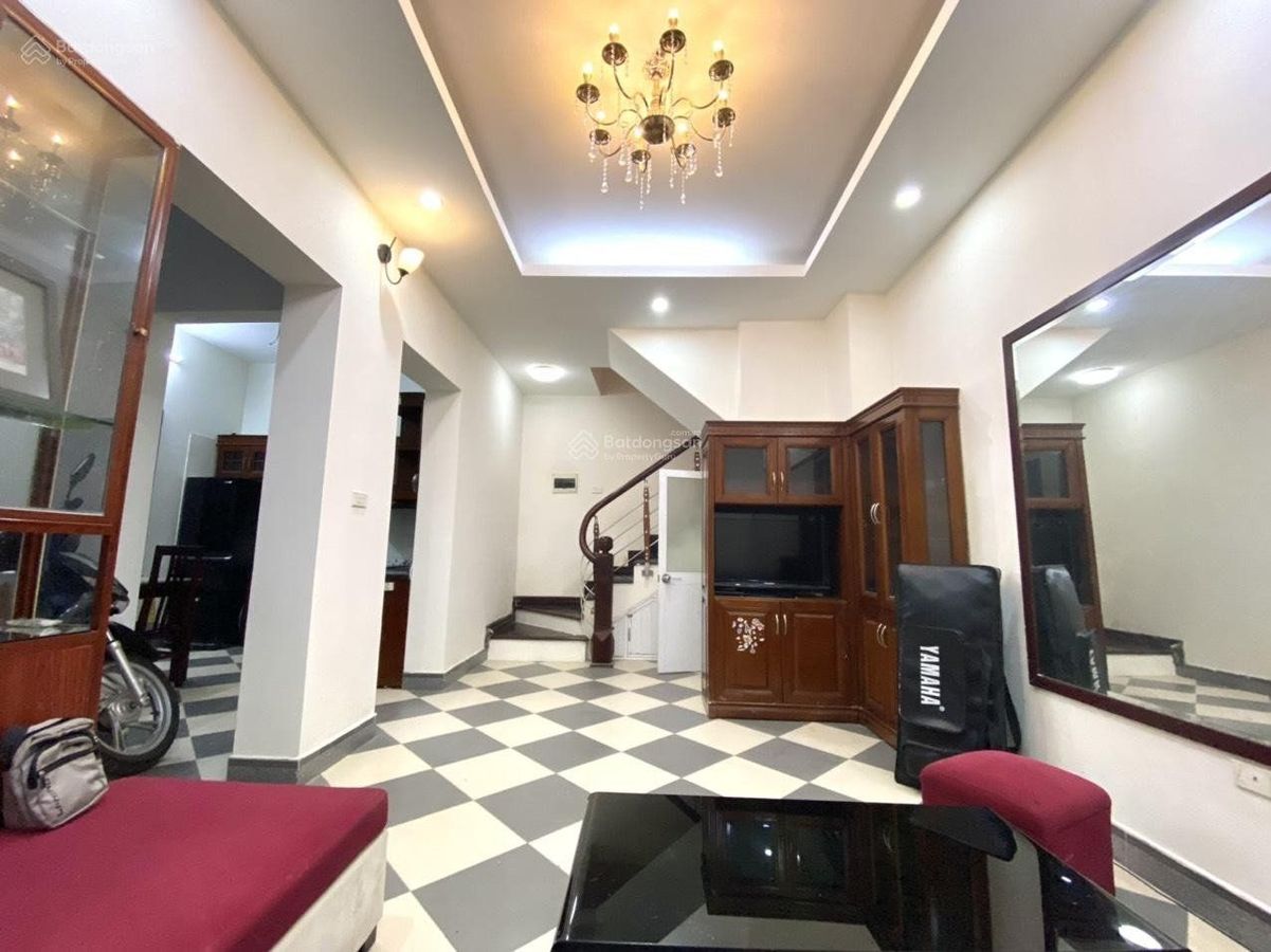 - Bán nhà khu vực Đường Láng, Đống Đa. Diện tích 46m2*4T, mặt tiền 6.5m, giá 6.2 tỷ.