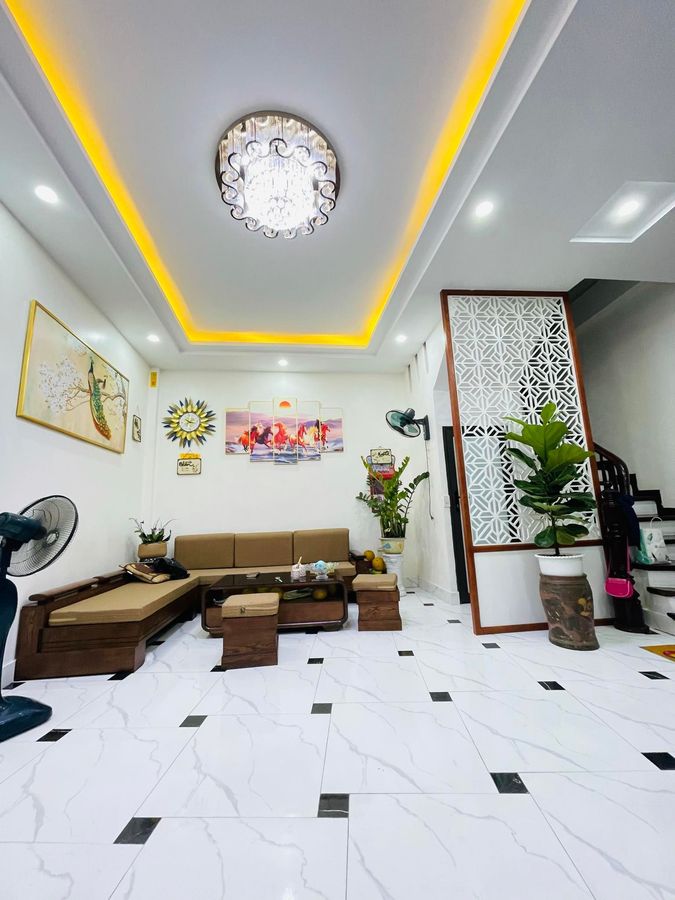 - Bán gấp nhà khu vực Đường Láng, Đống Đa. Diện tích 40m2*4T, mặt tiền 5.6m, giá 7.3 tỷ.