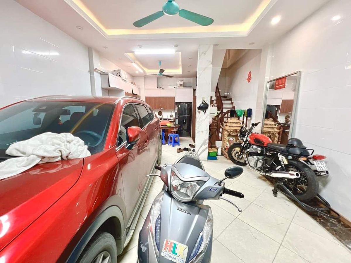 - Bán gấp nhà khu vực Đường Láng, Đống Đa. Diện tích 45m2*5T, mặt tiền 5.5m, giá 13.6 tỷ.